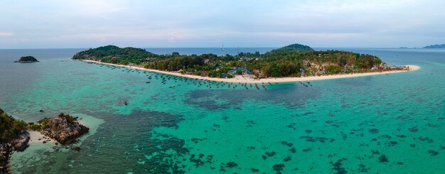 Vista aérea panorámica de ojo de pájaro de las islas Lipe, Satun, Tailandia, paisaje pacífico con vista al mar escénica, océano verde-azul, montaña verde, lugar de viaje y relajación, vista superior de ángulo alto de drone