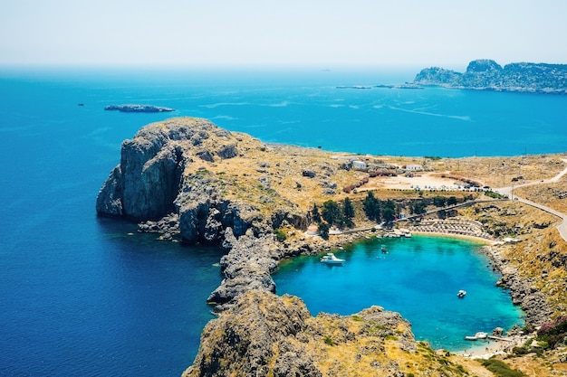 Foto vista aérea panorámica a ojo de pájaro en saint paul bay en lindos en la isla de rodas, grecia