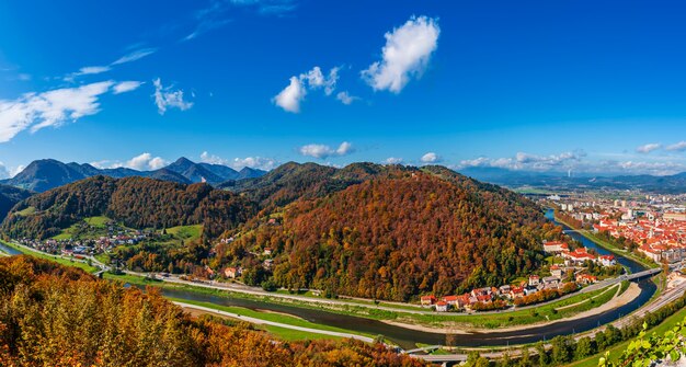 Vista aérea panorámica de otoño a la ciudad de Celje en Eslovenia. Árboles otoñales, prados verdes y tejados rojos. Fondo de viajes al aire libre.