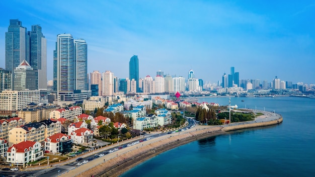 Una vista aérea panorámica del paisaje arquitectónico y el horizonte de la bahía de Qingdao Fushan