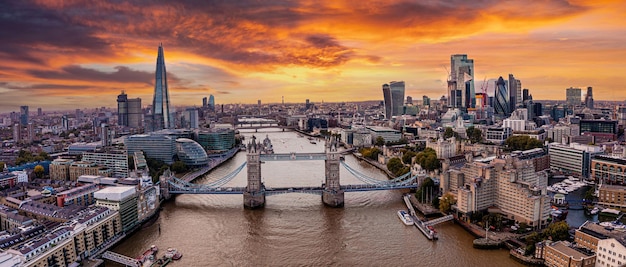 Vista aérea panorámica del paisaje urbano del London Tower Bridge y el río Támesis, Inglaterra, Reino Unido. Hermoso Tower Bridge en Londres.