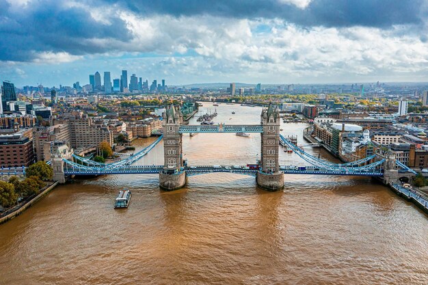 Vista aérea panorámica del paisaje urbano del puente de la torre de londres