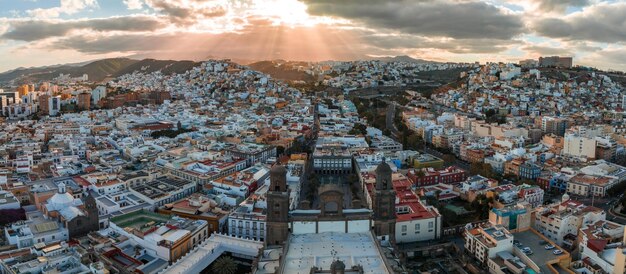 Vista aérea panorámica de las palmas de gran canaria y la playa de las canteras al atardecer