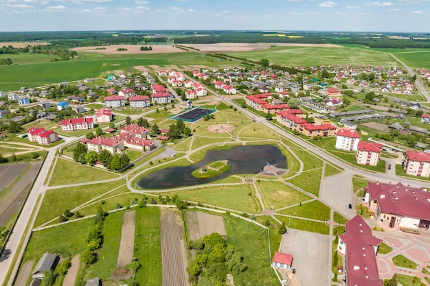 Vista aérea panorámica de un pequeño asentamiento de tipo urbano con techos rojos