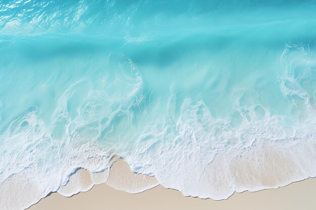 Vista aérea panorámica de la playa con las olas bañando la arena húmeda en un relajante día de verano
