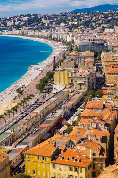 Vista aérea panorámica de las playas de Niza, Francia