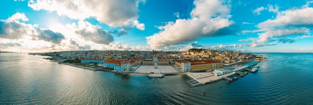 Foto vista aérea panorámica de la plaza del comercio en la ciudad de lisboa portugal