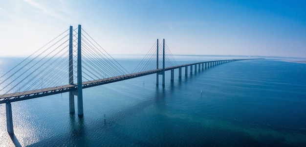 Vista aérea panorámica del puente de Oresundsbron entre Dinamarca y Suecia. Vista del puente de Oresund al atardecer.