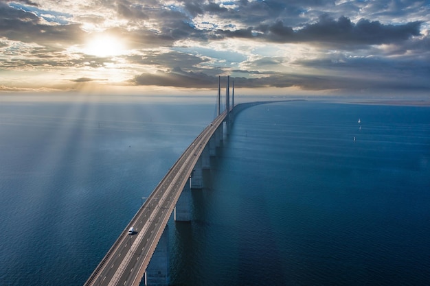 Vista aérea panorámica del puente de Oresundsbron entre Dinamarca y Suecia. Vista del puente de Oresund al atardecer.