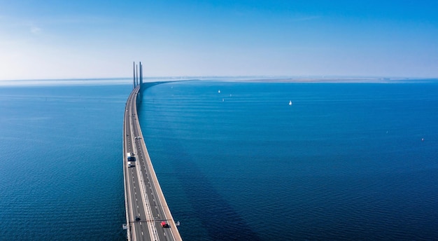 Vista aérea panorámica del puente de Oresundsbron entre Dinamarca y Suecia. Vista del puente de Oresund al atardecer.