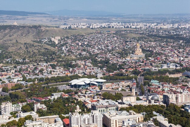 Vista aérea panorámica de TbilisiGeorgia hermosa combinación de casco antiguo y arquitectura moderna