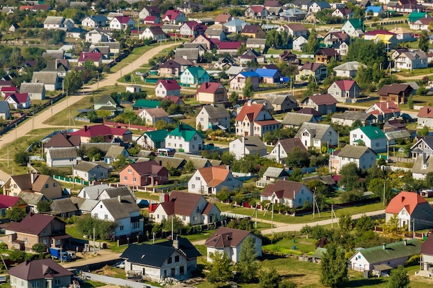 Vista aérea panorámica de urbanización privada con casas de campo o pueblo