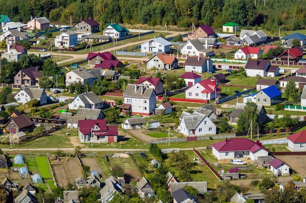 Vista aérea panorámica de urbanización privada con casas de campo o pueblo