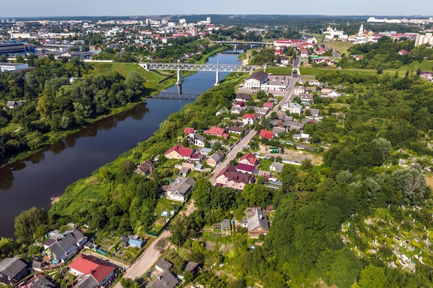 Vista aérea panorámica de urbanización privada con casas de campo o pueblo