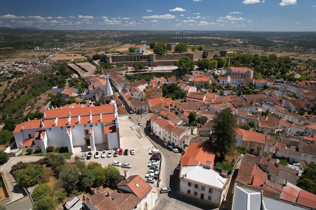 Vista aérea para o Castelo de Abrantes em Portugal com paisagem mais ampla