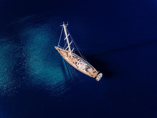 Vista aérea para o iate no mar azul profundo Fotografia de drones