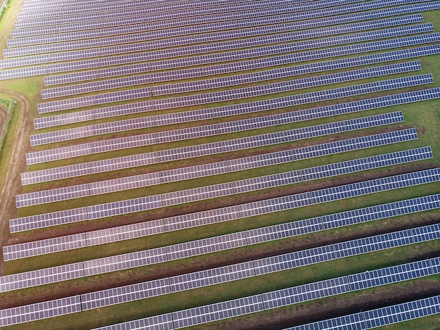 Vista aérea para painéis de usinas solares de ecologia no conceito de campos verdes de inovação elétrica