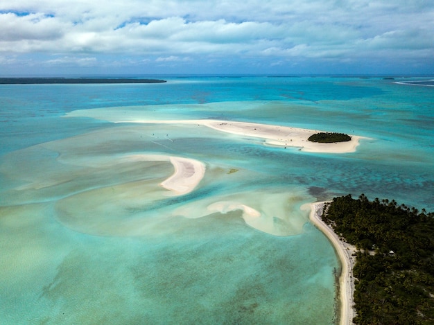 Vista aérea del paraíso tropical de la laguna aitutaki de la isla Cook de Polinesia