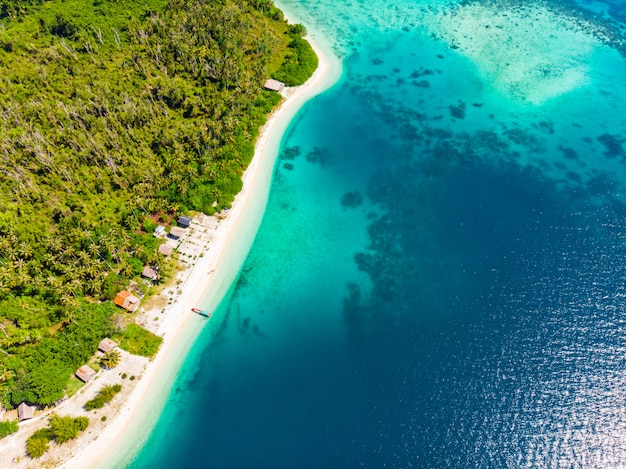 Vista aérea paraíso tropical playa prístina selva azul laguna bahía arrecife de coral mar caribe agua turquesa en las islas Banyak Indonesia Sumatra lejos de todo