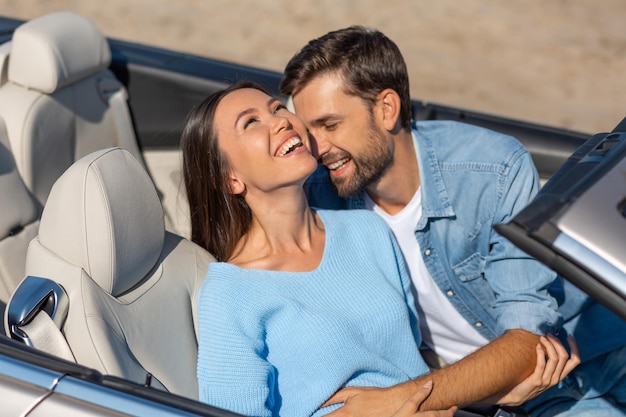 vista aérea, de, pareja joven, se abrazar, en, cabriolet