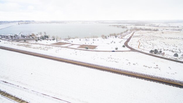 Vista aérea del Parque Estatal Cherry Creek en invierno.