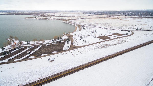 Vista aérea del Parque Estatal Cherry Creek en invierno.