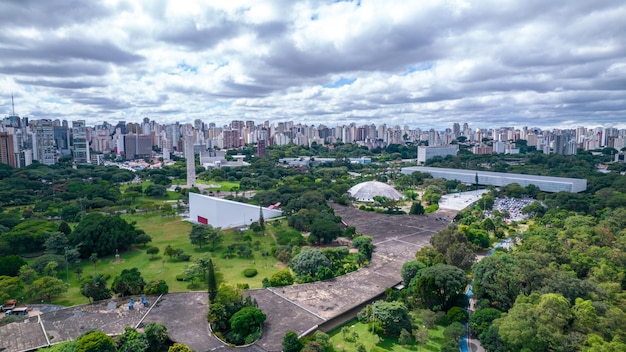 Vista aérea del Parque Ibirapuera en Sao Paulo SP Edificios residenciales alrededor del lago en el Parque Ibirapuera
