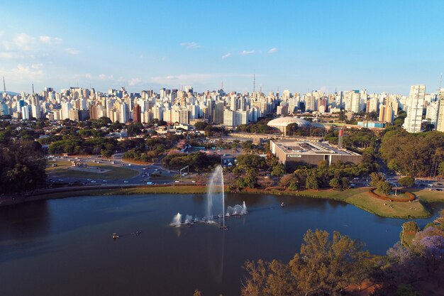 Foto vista aérea del parque de ibirapueras en un hermoso día sao paulo brasil gran paisaje