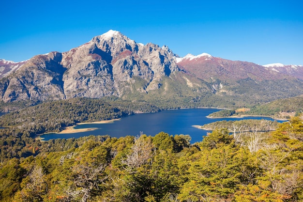 Vista aérea del Parque Nacional Nahuel Huapi desde el mirador del Cerro Campanario en Bariloche, Patagonia en Argentina.