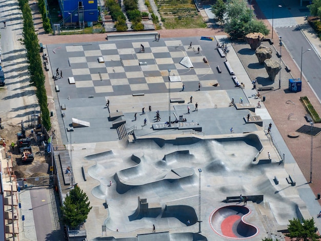 Vista aérea del parque de skate en el distrito del puerto occidental de Malmö
