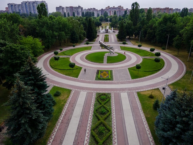 Vista aérea desde un parque soviético de drones con un monumento a un avión