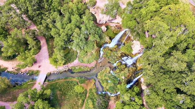 Vista aérea del parque con tres cascadas en un río