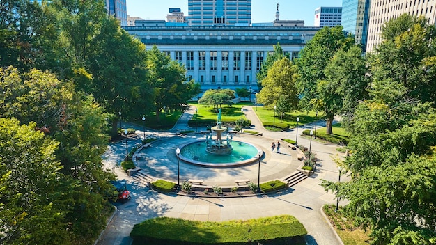 Foto vista aérea del parque urbano con fuente y bancos de indianápolis