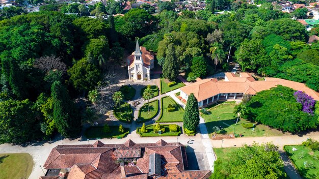 Vista aérea del Parque Vicentina Aranha en Sao Jose dos Campos Brasil Capilla y Antiguo Sanatorio