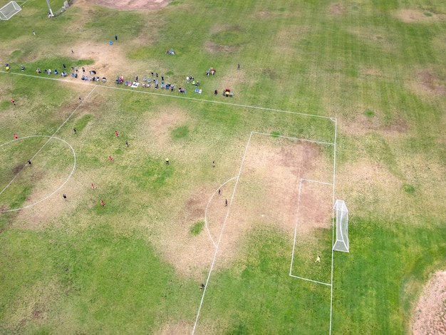 Vista aérea del partido de fútbol en el parque público