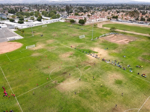 Vista aérea del partido de fútbol en el parque público