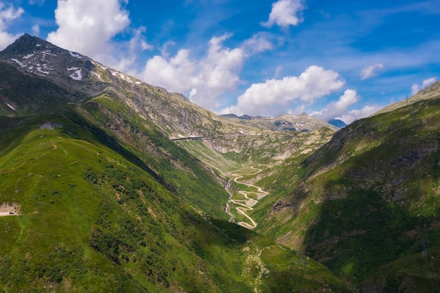 Vista aérea del paso de san gotthard en los alpes suizos suiza