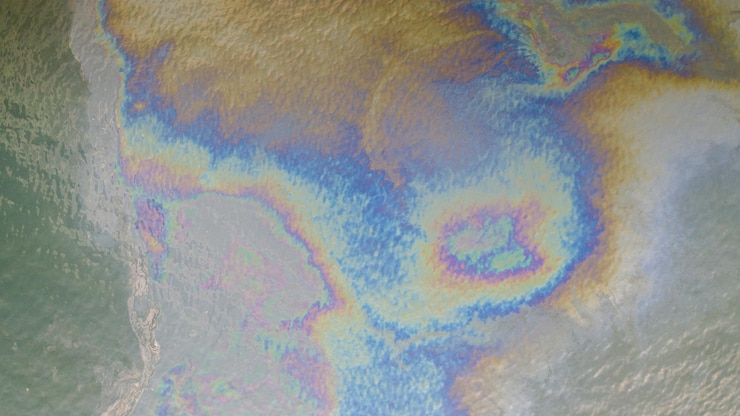 Foto vista aérea del patrón de derrame de petróleo en la superficie del agua del mar
