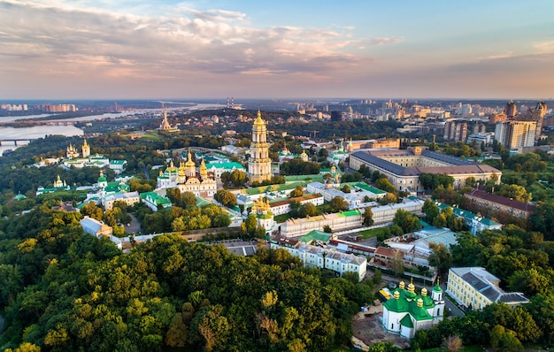 Vista aérea de Pechersk Lavra en Kiev. Un sitio en Ucrania