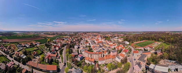 Vista aérea de la pequeña ciudad europea con edificios residenciales y calles Panorama suburbano