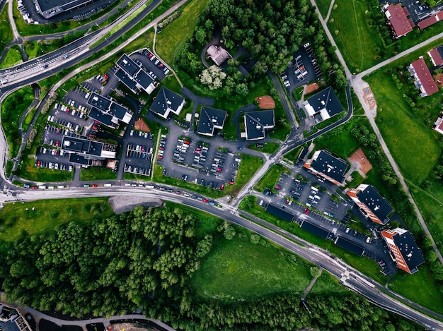 Vista aérea de una pequeña ciudad o pueblo en Europa desde el campo de drones de Finlandia en verano