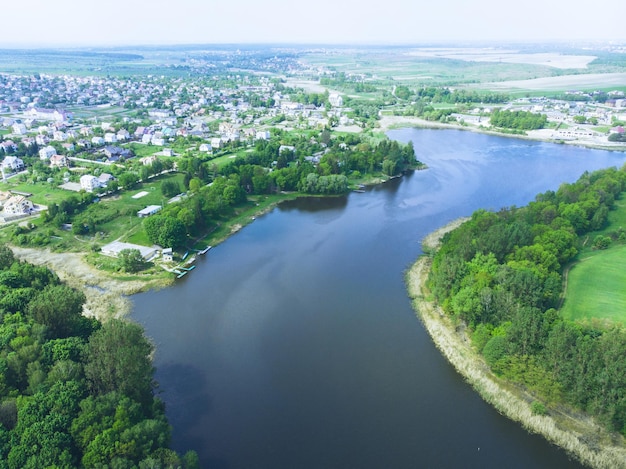 Vista aérea de la pequeña ciudad del río en el fondo