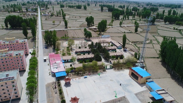 Vista aérea de una pequeña escuela en medio de tierras agrícolas secas Gansu China