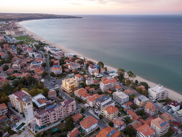 Vista aérea de la pequeña y hermosa ciudad de Obzor en Bulgaria al atardecer