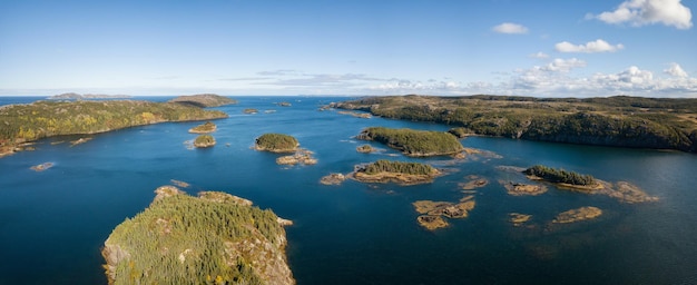 Vista aérea de un pequeño pueblo en una costa rocosa del Océano Atlántico Terranova Canadá