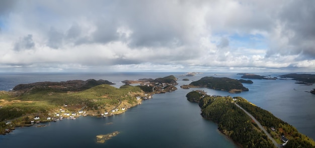 Vista aérea de un pequeño pueblo en una costa rocosa del Océano Atlántico Terranova Canadá