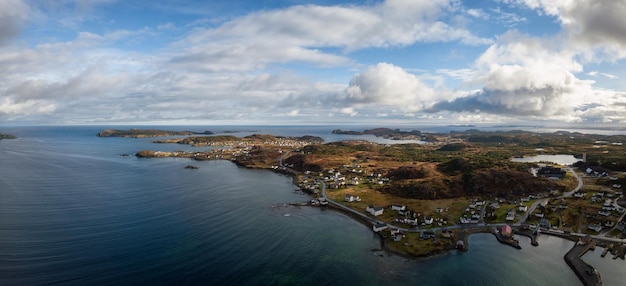 Vista aérea de un pequeño pueblo en una costa rocosa del Océano Atlántico Terranova Canadá