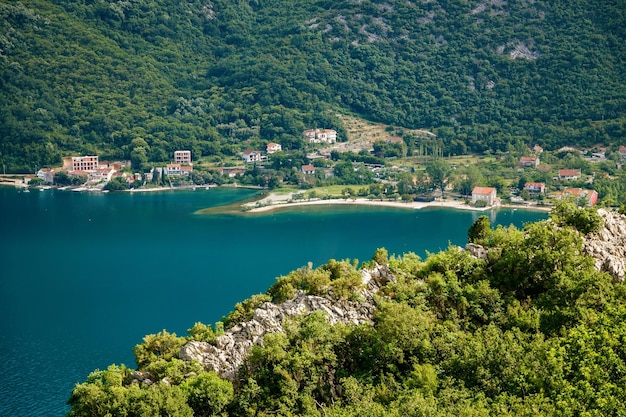 Vista aérea del pequeño pueblo Morinj en la bahía de Kotor