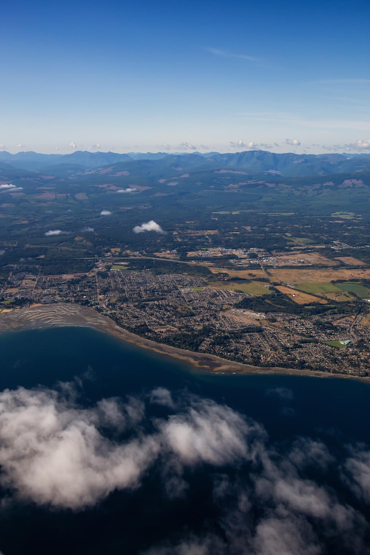 Foto vista aérea de un pequeño pueblo de parksville en la isla de vancouver