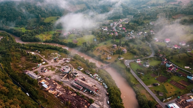 Vista aérea del pequeño pueblo de la región montañosa.